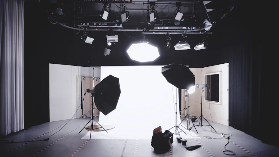 Caméra et éclairages installés dans un studio vide